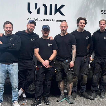 Unik VVS borettslagsgjengen i Bergen foran utstyrshanger