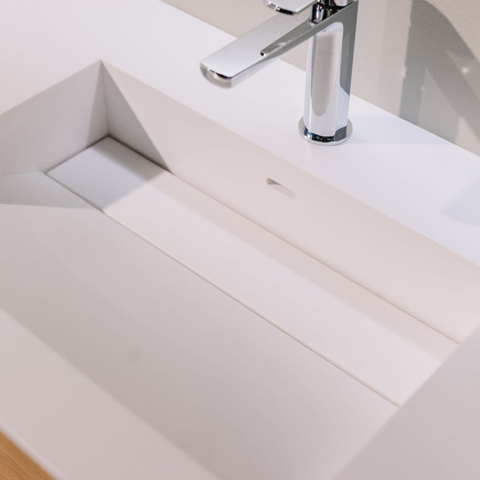 Korsbakken Corian Sidestilt Servant med Skrå Bunn Korsbakken Møbelservant