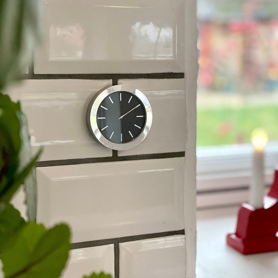Smedbo YK380 Klokke Krom/Svart Time Smedbo Diverse baderomstilbehør