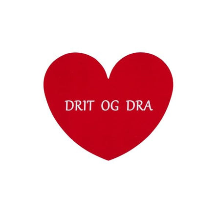 Esbada Hjerteformet Dørskilt DRIT OG DRA matt rød