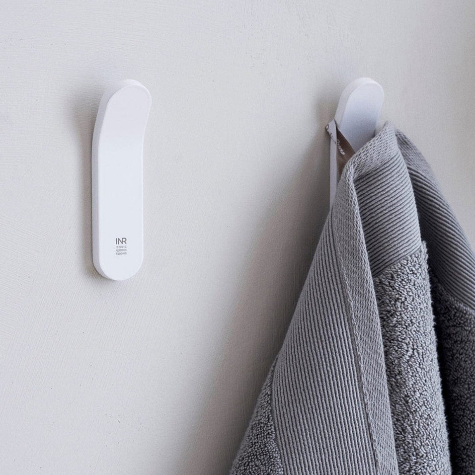 INR Bow Håndkleknagg Svart/Hvit/Krom INR Iconic Nordic Rooms Knagger